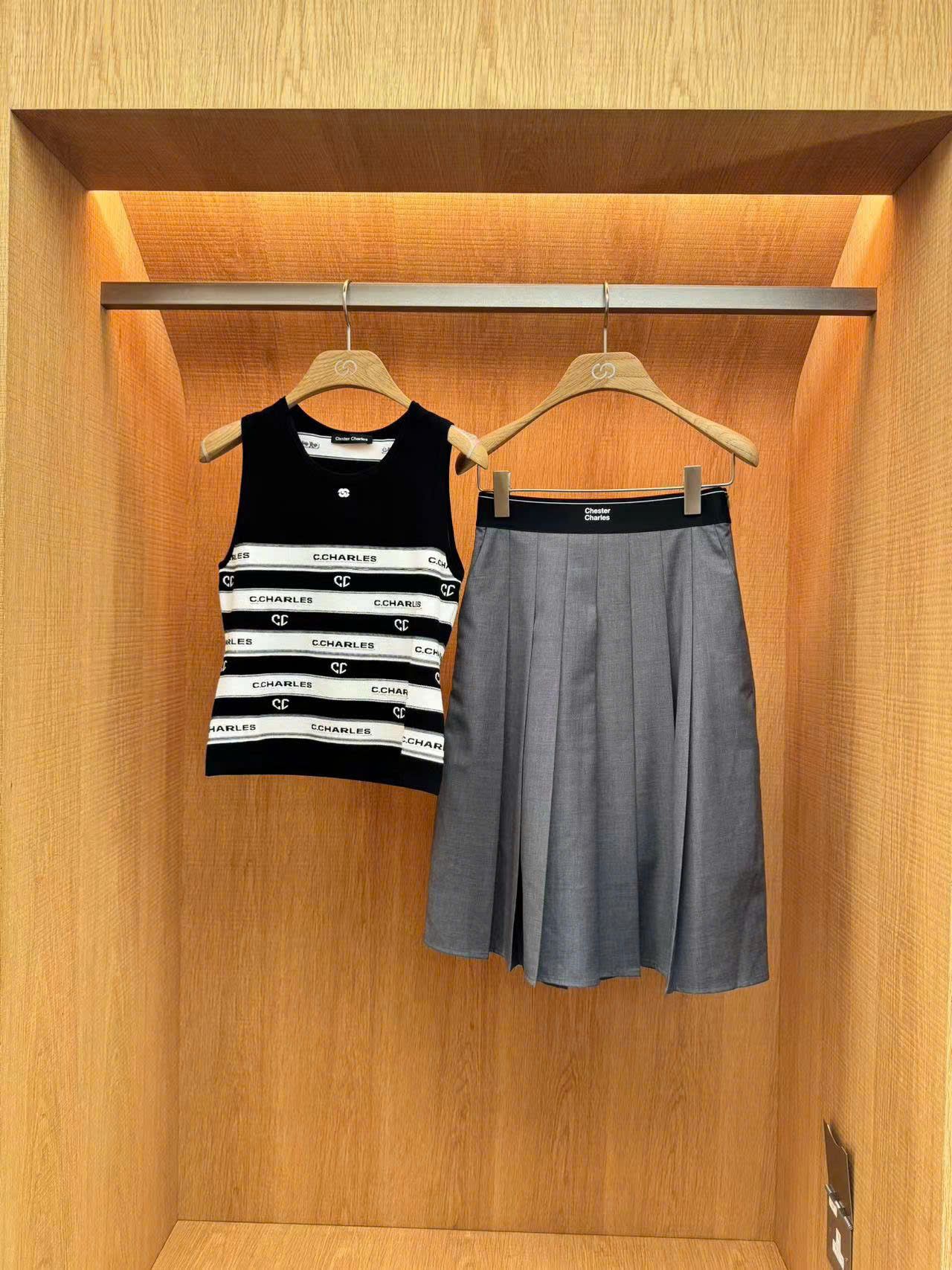 Áo tank top kẻ - chữ chạy