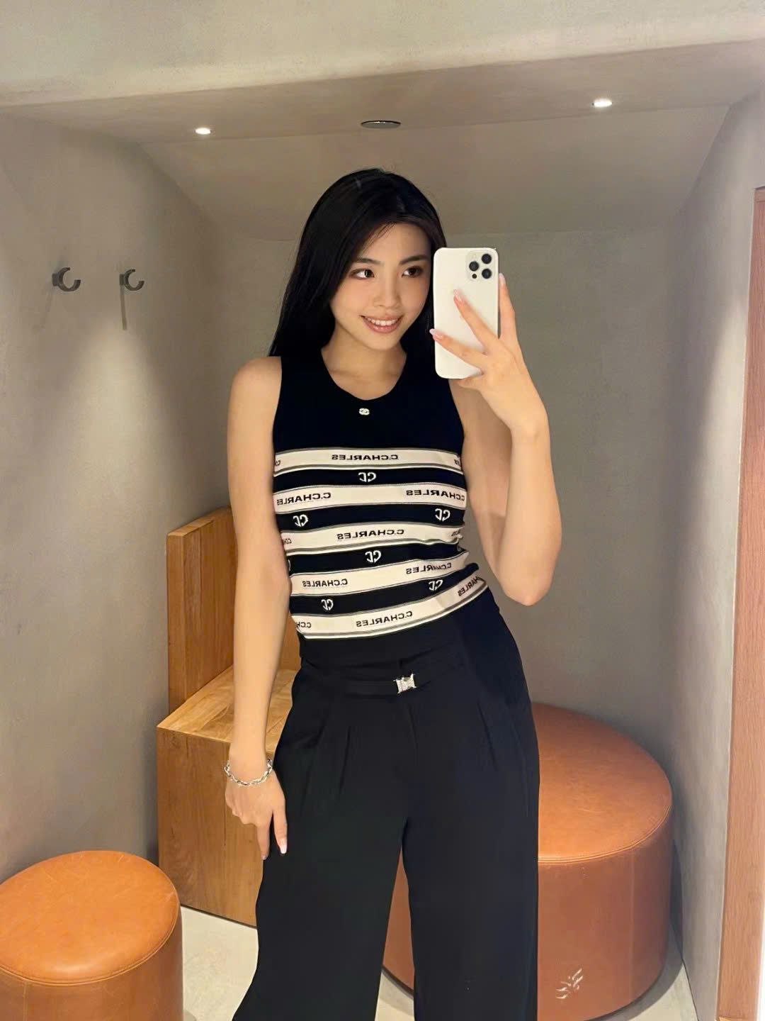 Áo tank top kẻ - chữ chạy