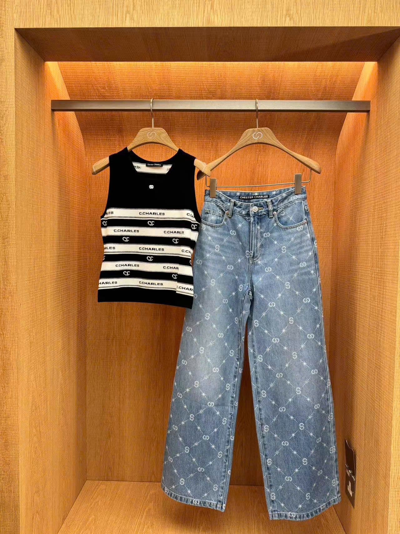Áo tank top kẻ - chữ chạy