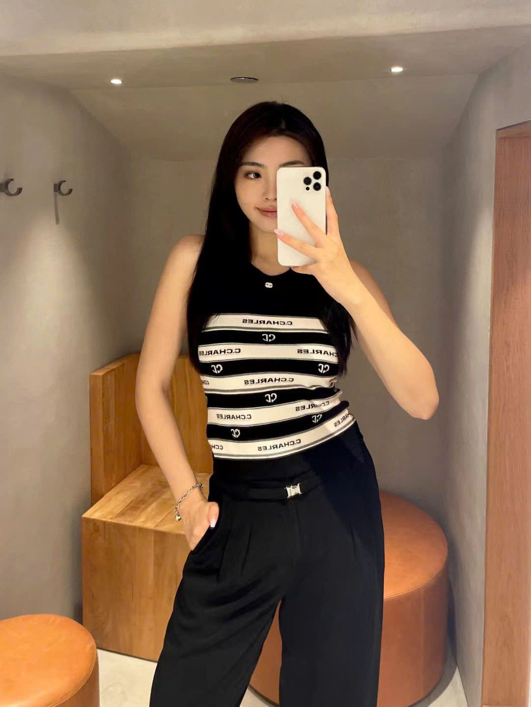 Áo tank top kẻ - chữ chạy