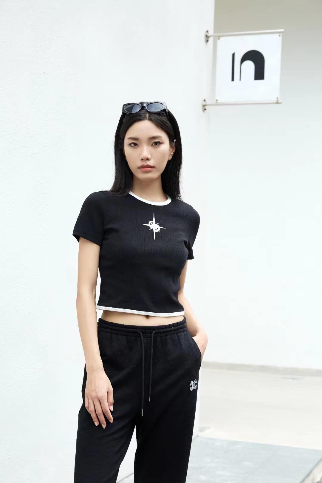 Áo thun gân tia chớp đen