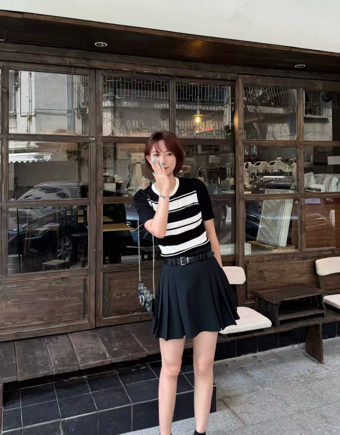 Chân váy ngắn xòe đen, kèm Belt da