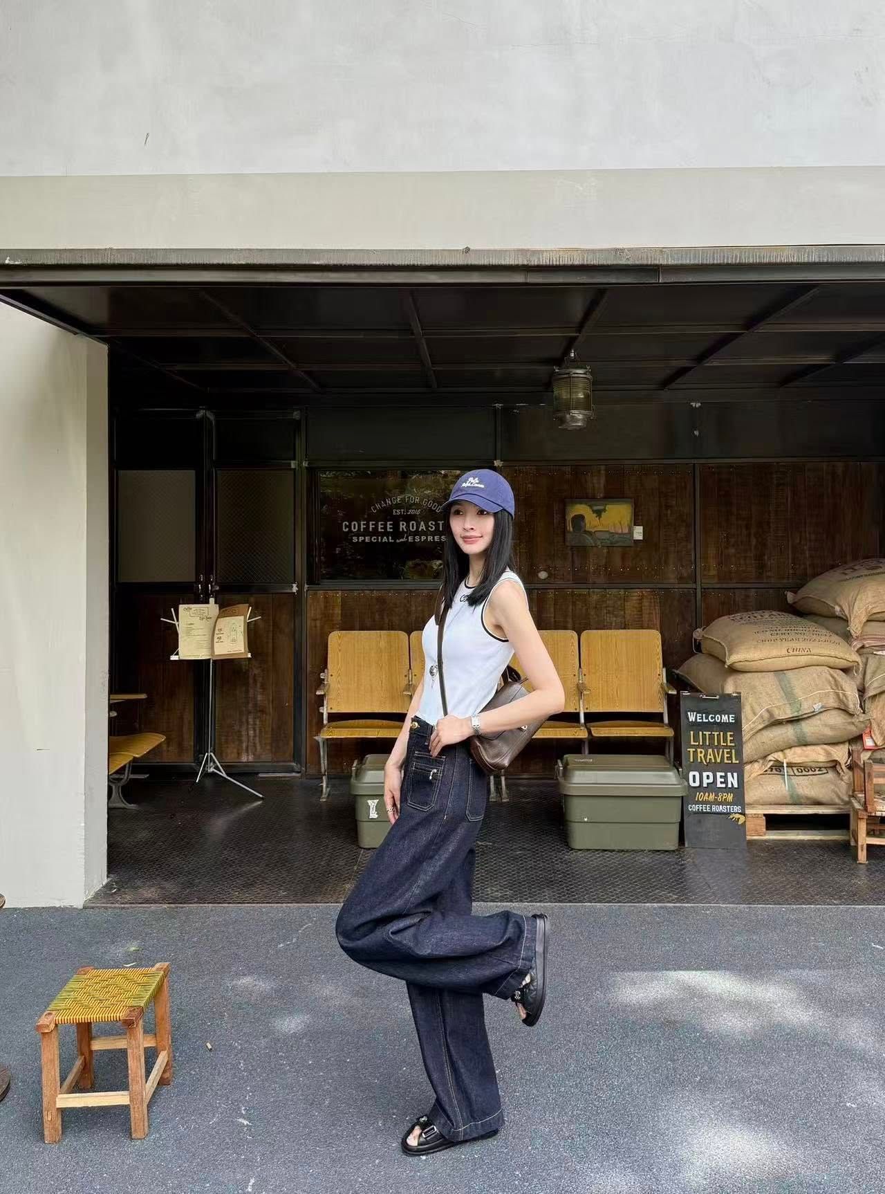 Jean xanh, khóa vàng túi quần