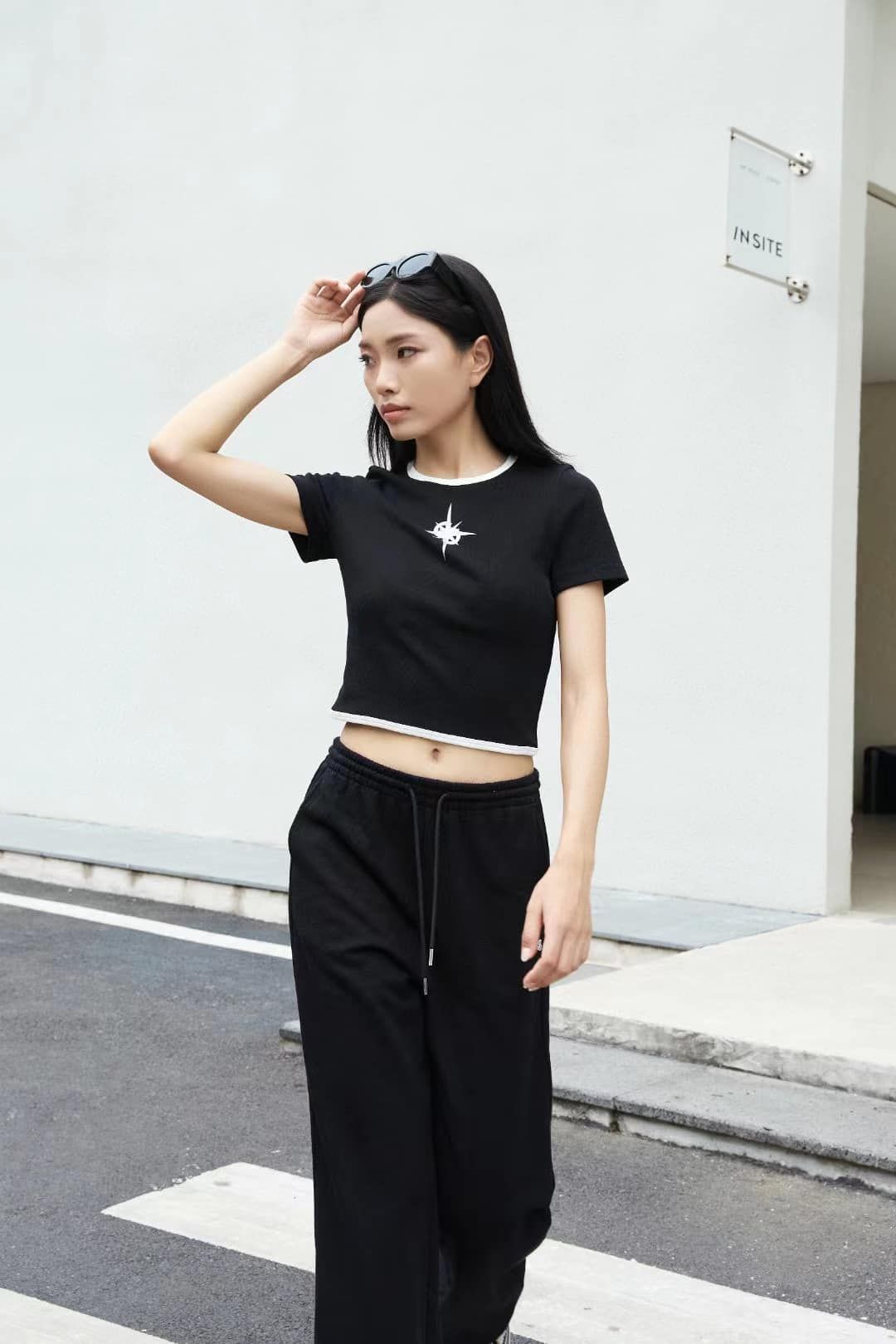Áo thun gân tia chớp đen