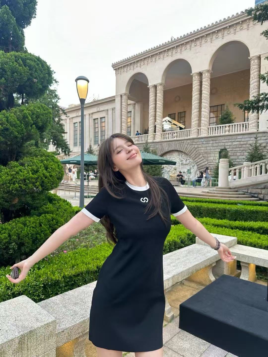 Váy thun gân đen ôm logo ngực