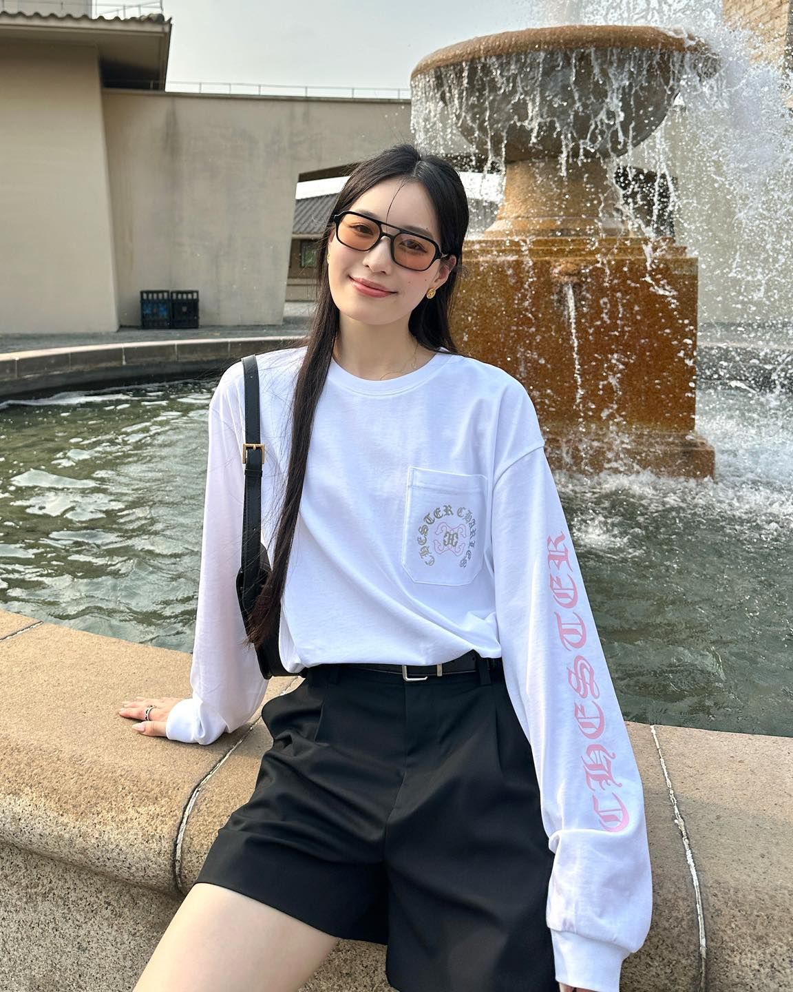 Áo thun trắng dài tay , túi ngực chữ logo