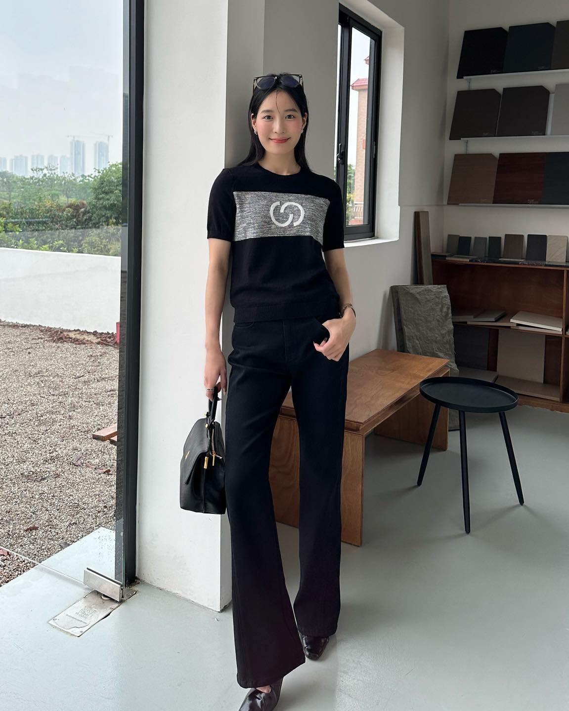 Áo ngắn tay đen -logo xám to ngực