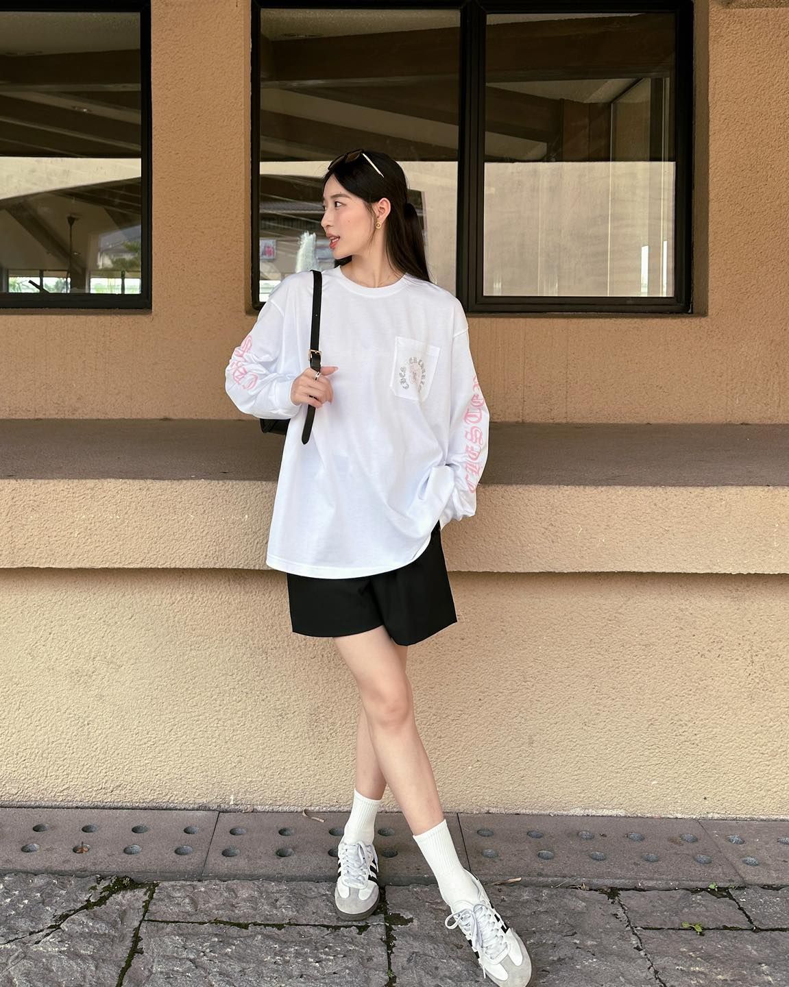 Áo thun trắng dài tay , túi ngực chữ logo