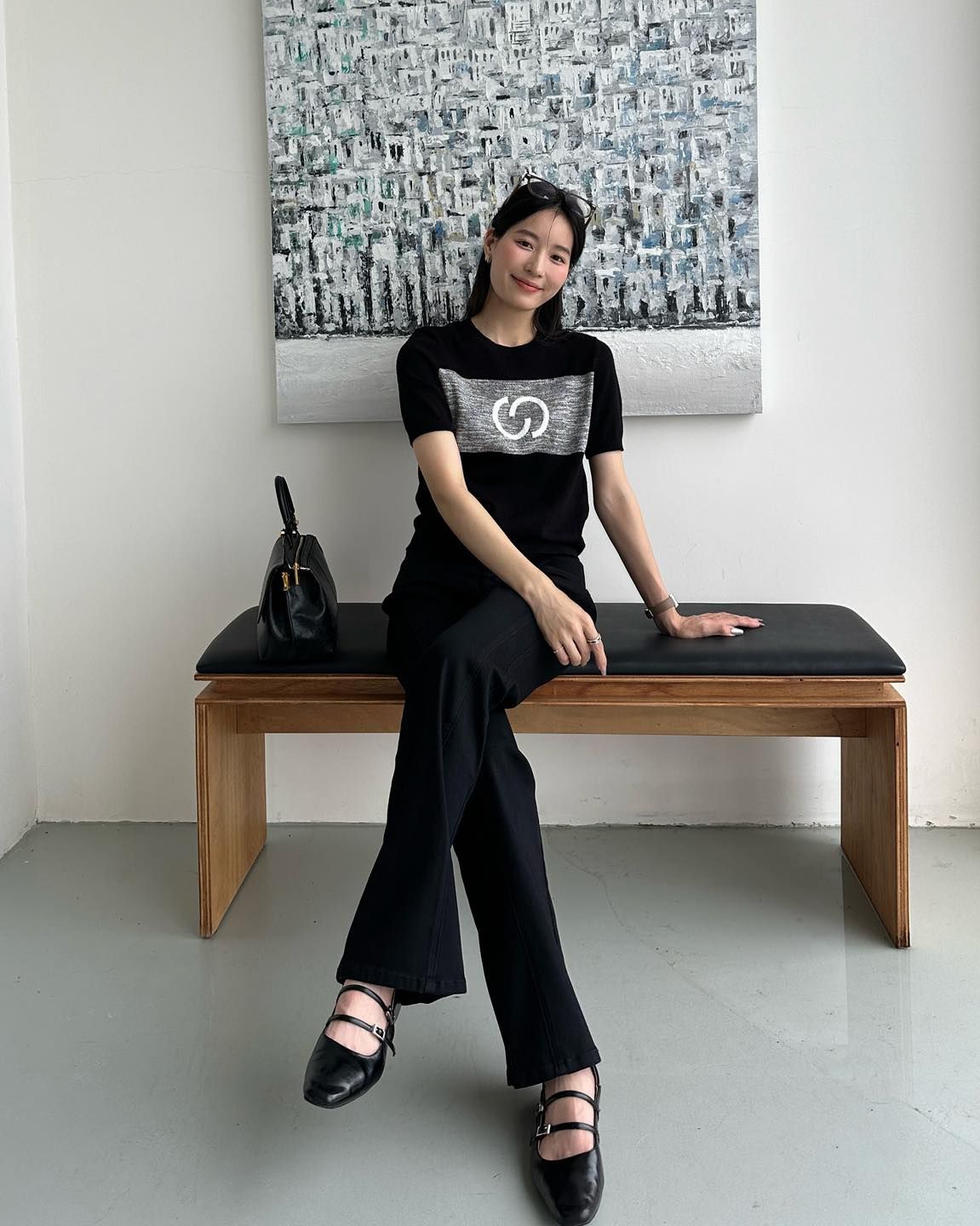Áo ngắn tay đen -logo xám to ngực