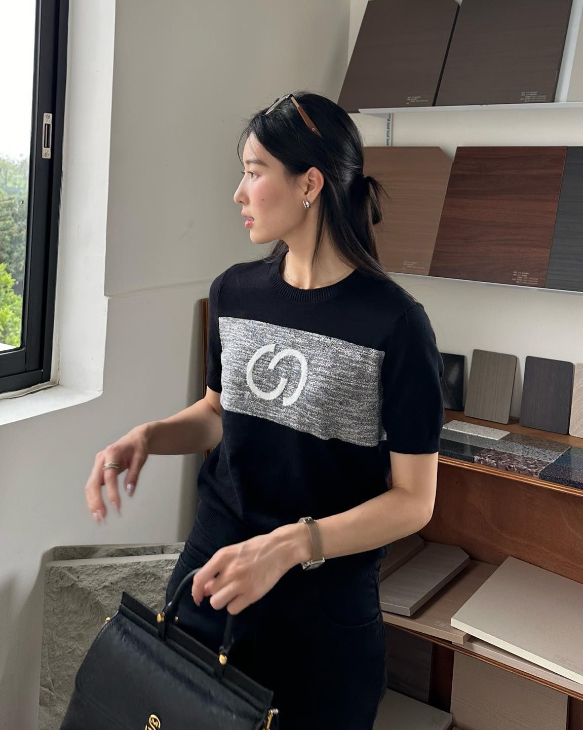 Áo ngắn tay đen -logo xám to ngực