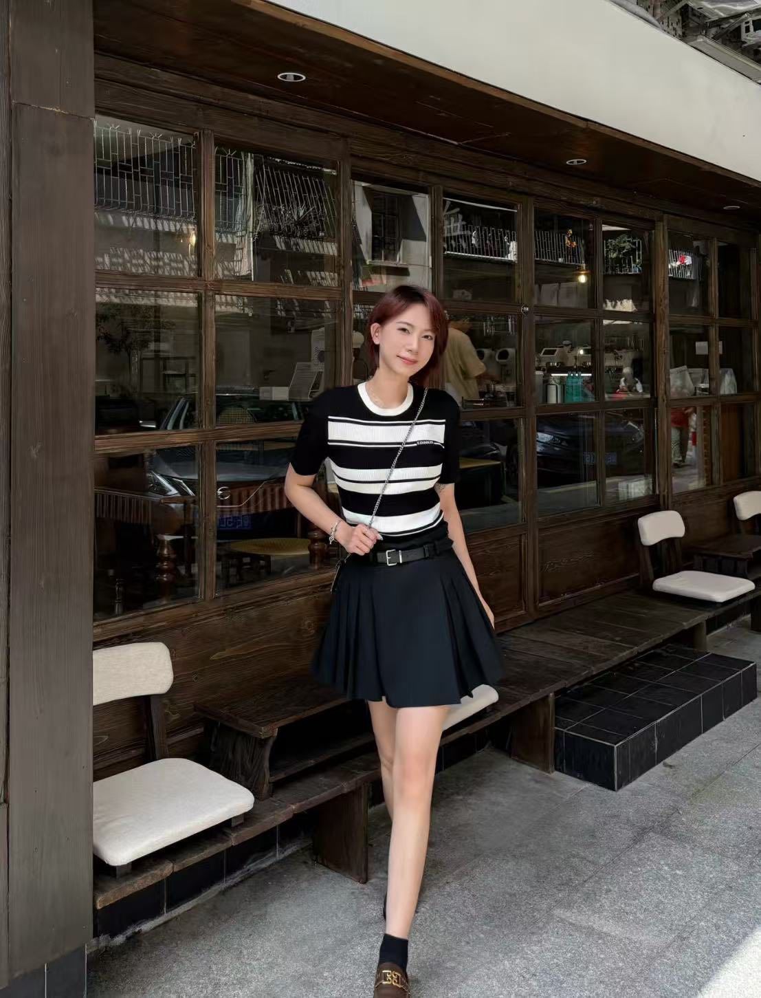 Áo ngắn tay đen kẻ trắng