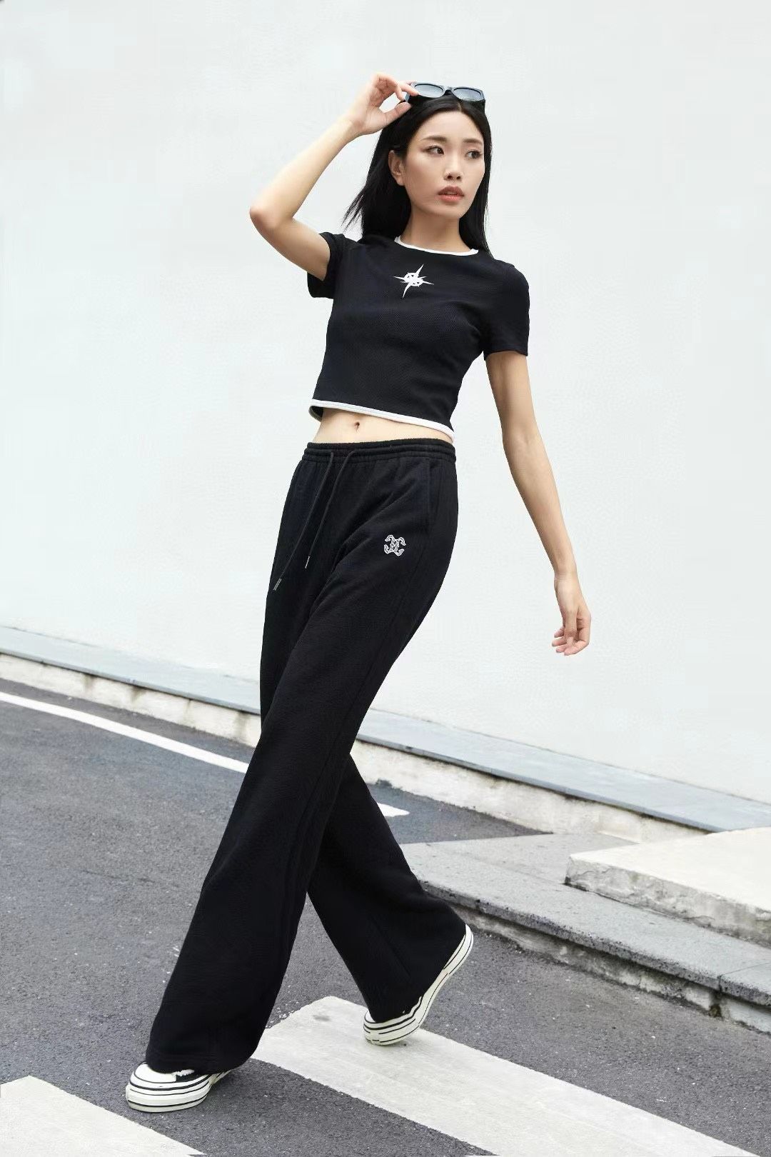 Áo thun gân tia chớp đen