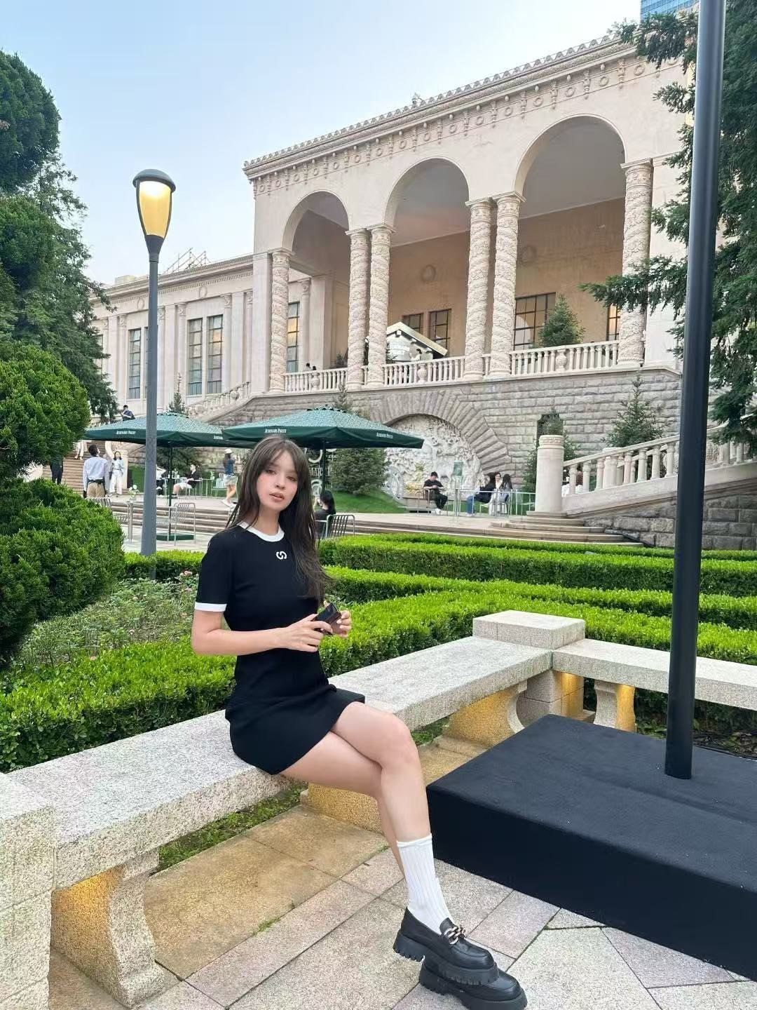Váy thun gân đen ôm logo ngực