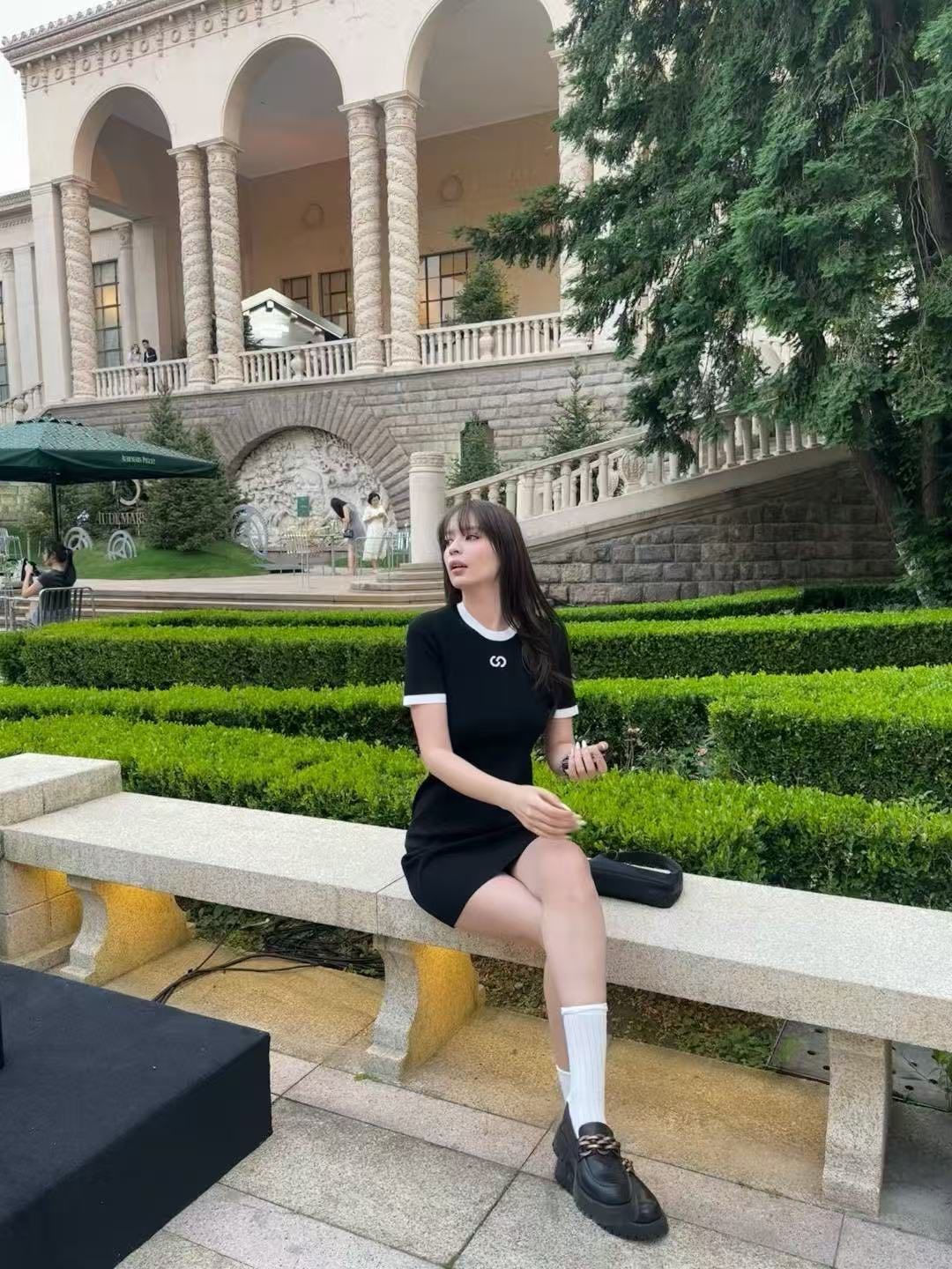 Váy thun gân đen ôm logo ngực