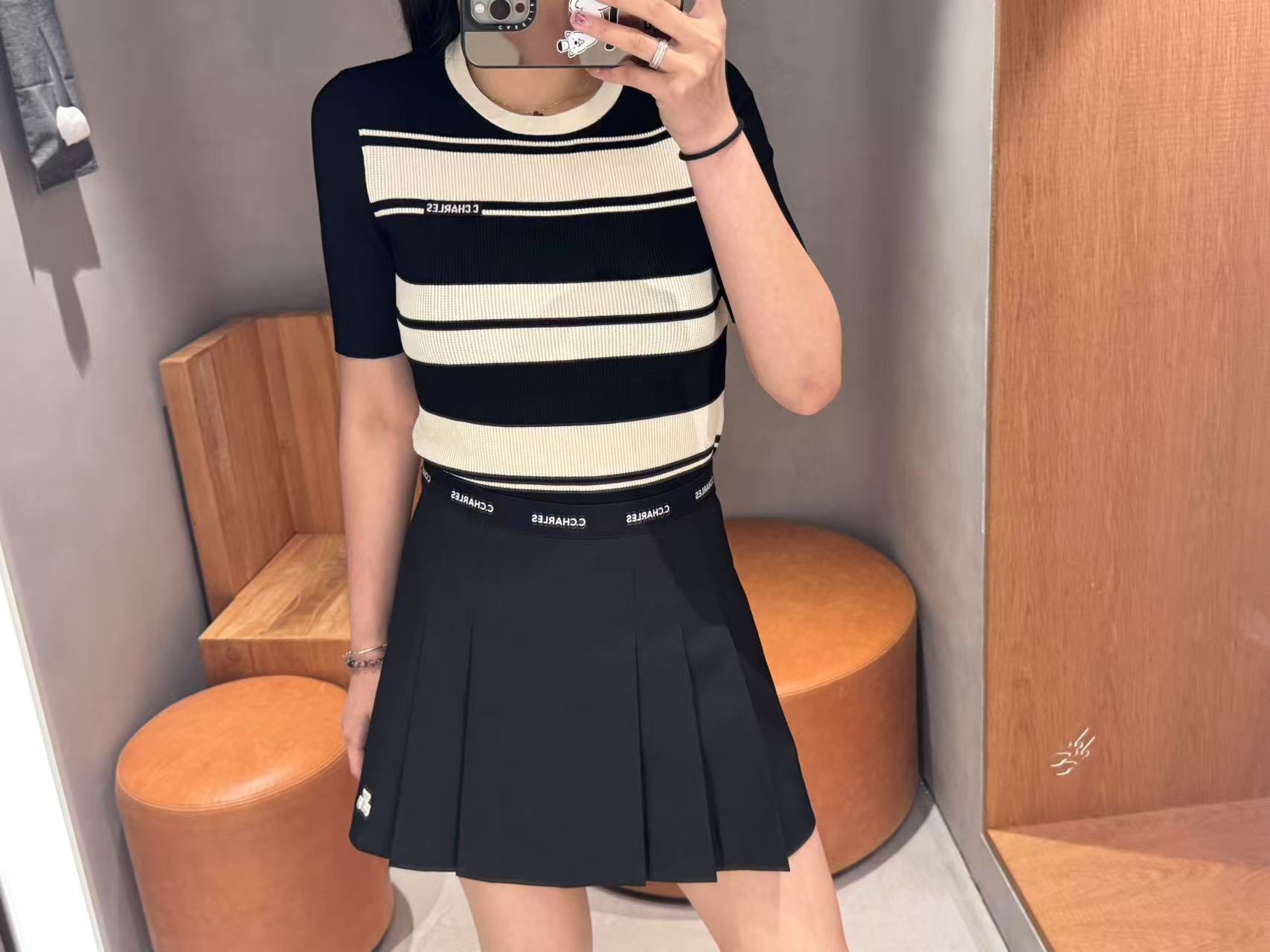 Áo ngắn tay đen kẻ trắng