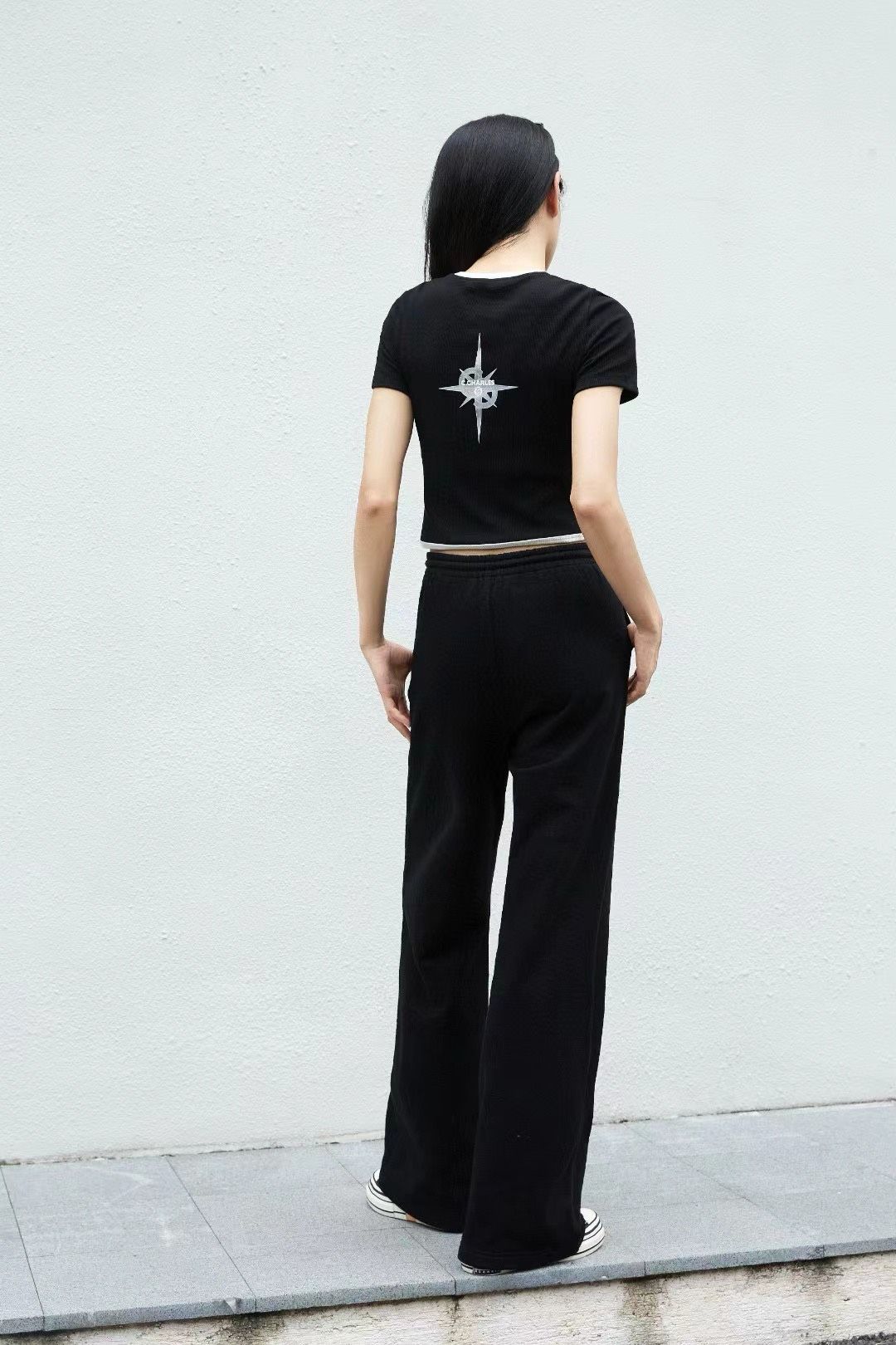 Áo thun gân tia chớp đen