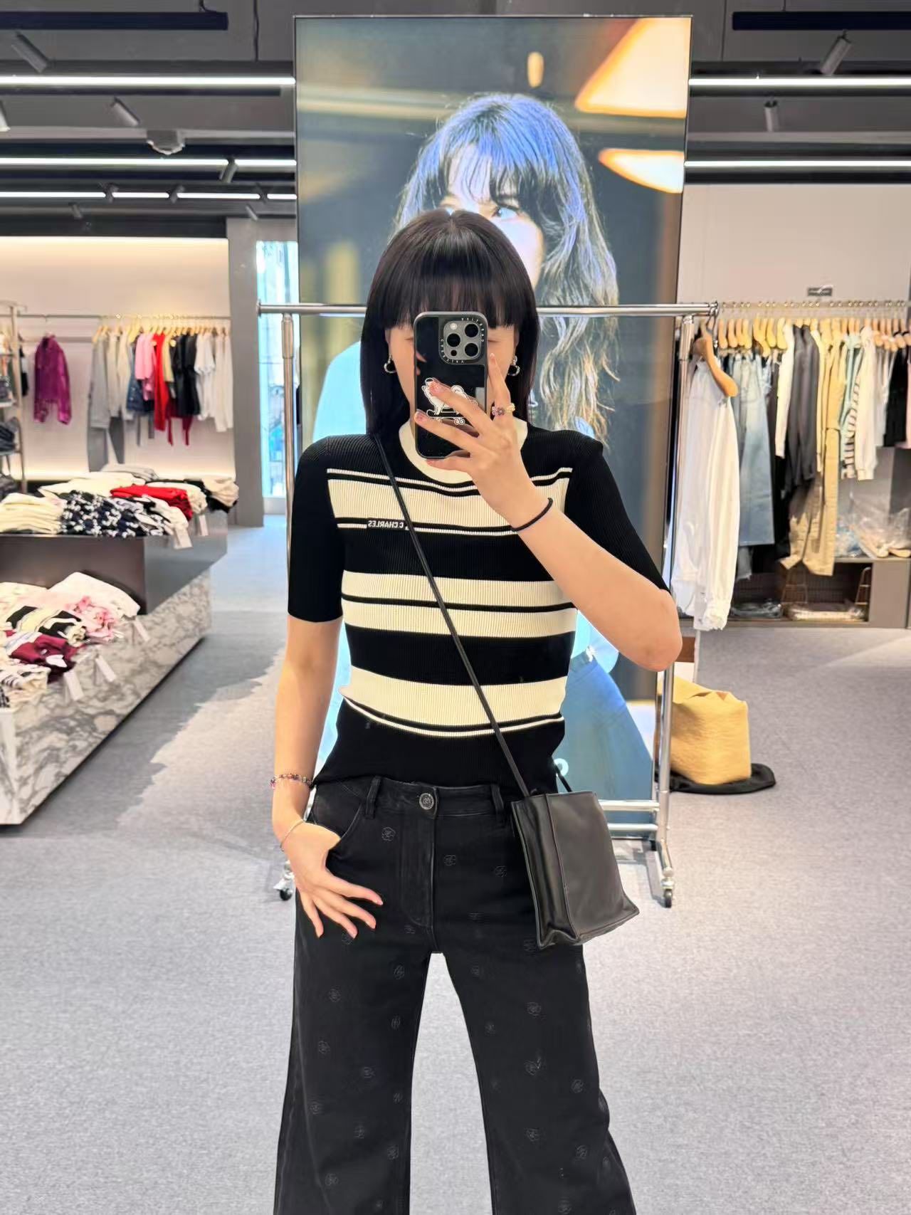 Áo ngắn tay đen kẻ trắng