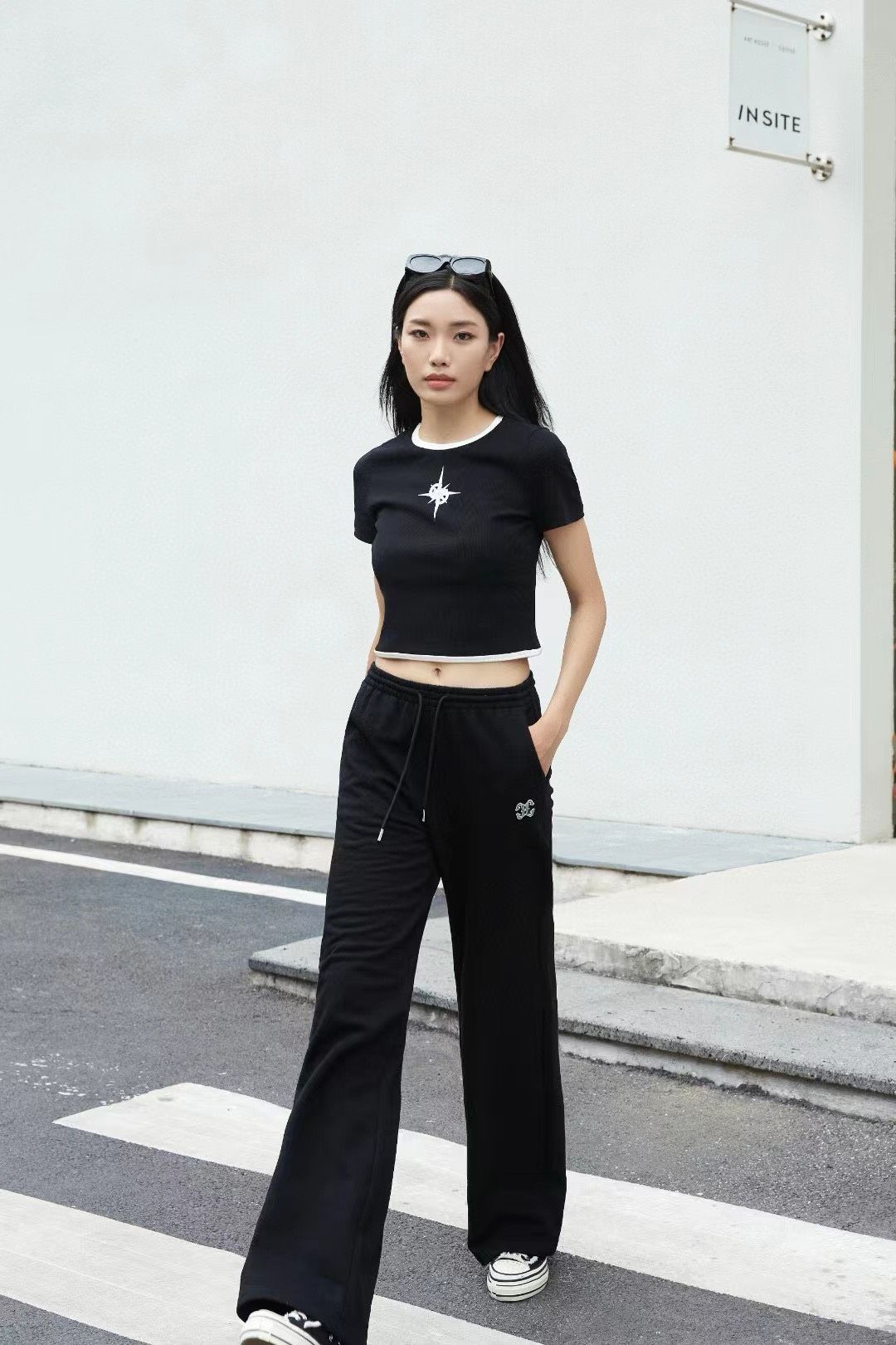 Áo thun gân tia chớp đen
