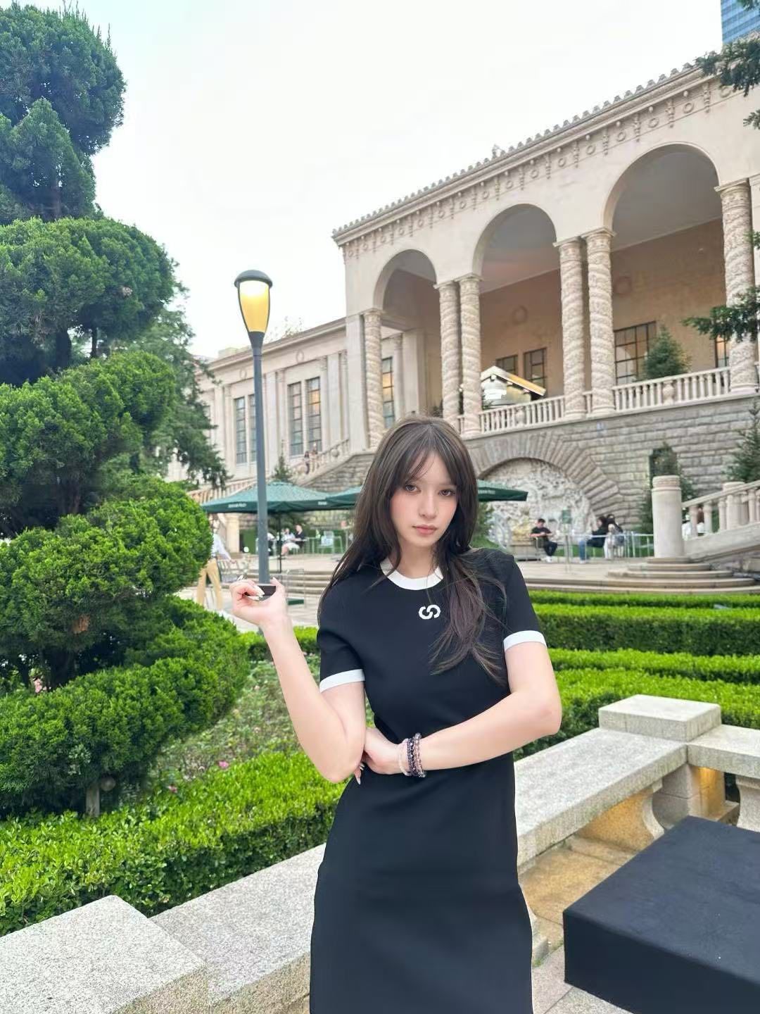 Váy thun gân đen ôm logo ngực