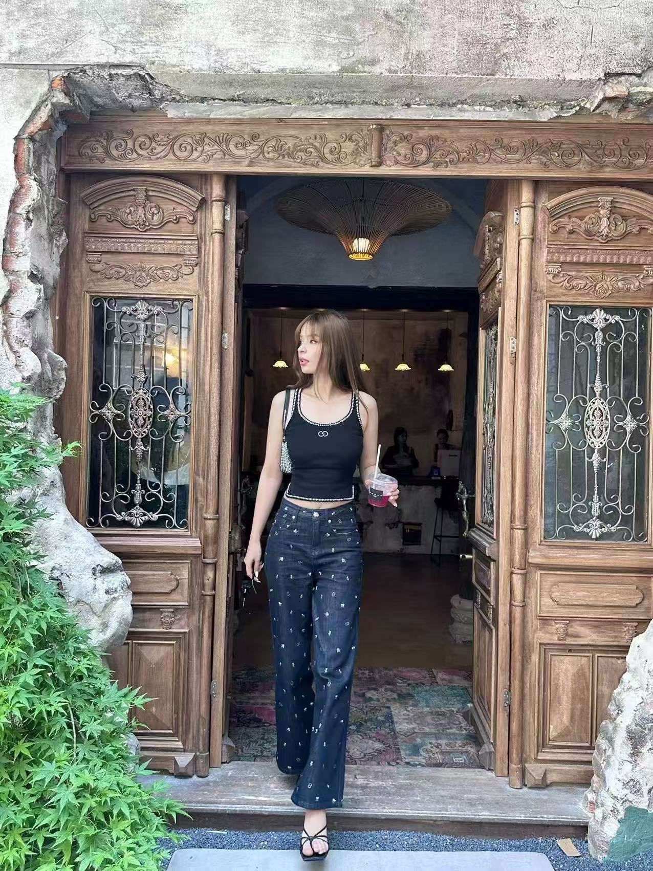 Áo tank top đen viền trắng CC