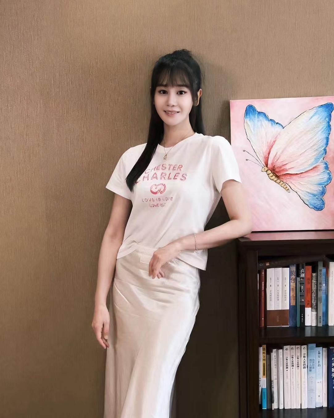 Áo phông trắng chữ hồng