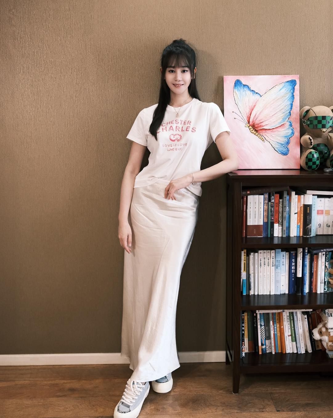 Áo phông trắng chữ hồng
