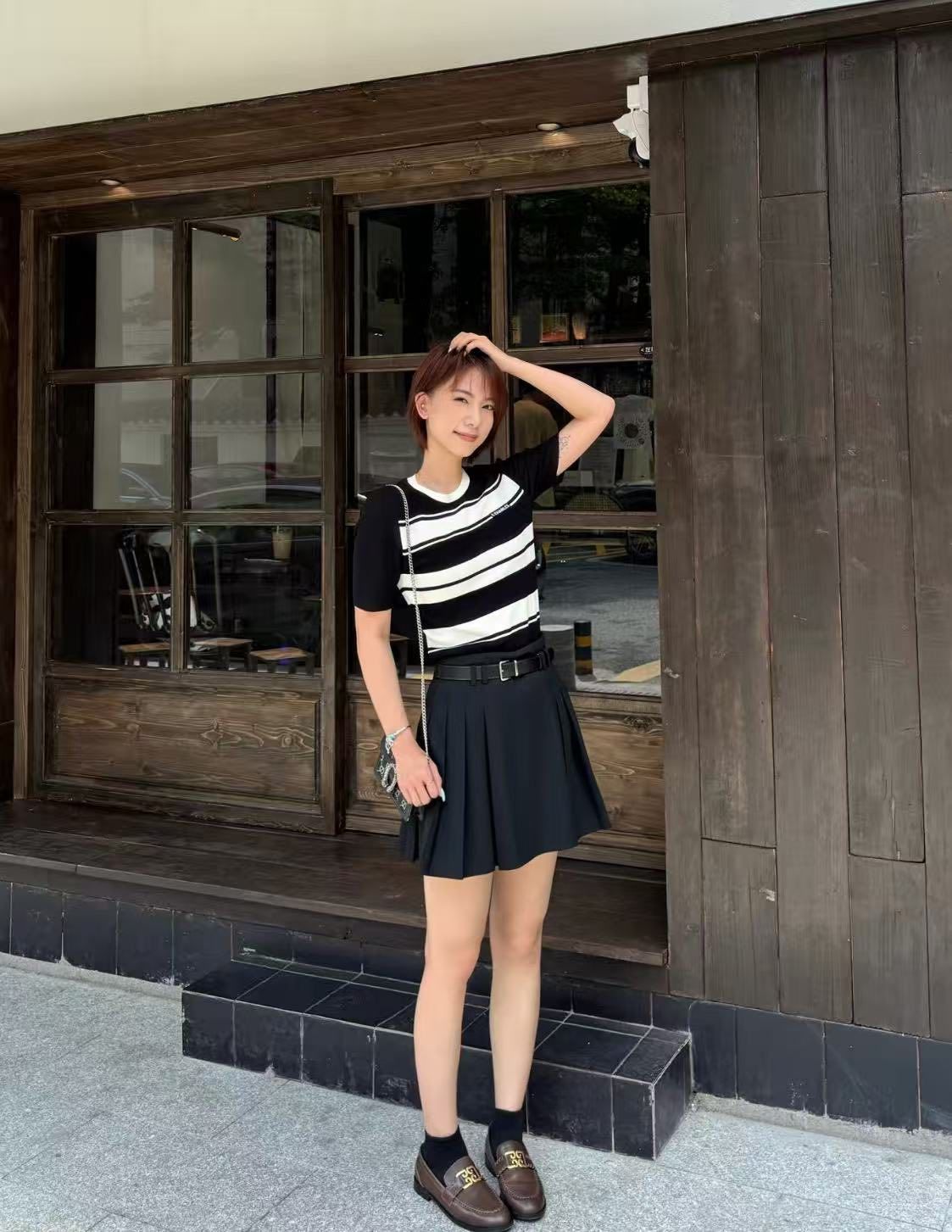 Áo ngắn tay đen kẻ trắng