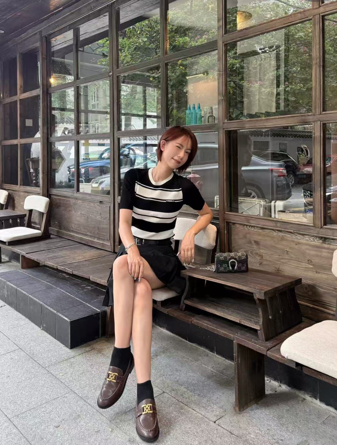 Chân váy ngắn xòe đen, kèm Belt da