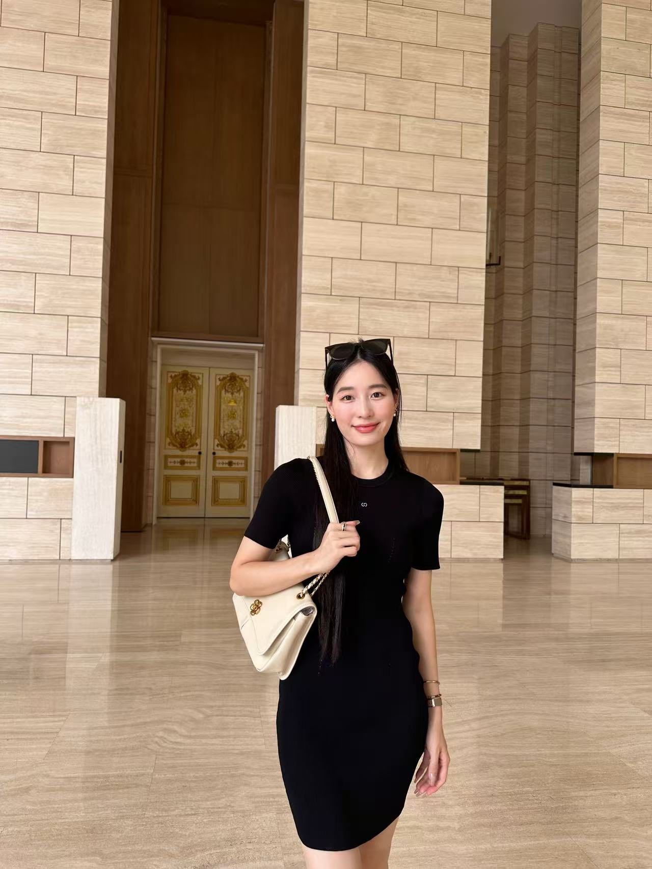 Váy body đen ôm vừa, logo ngực