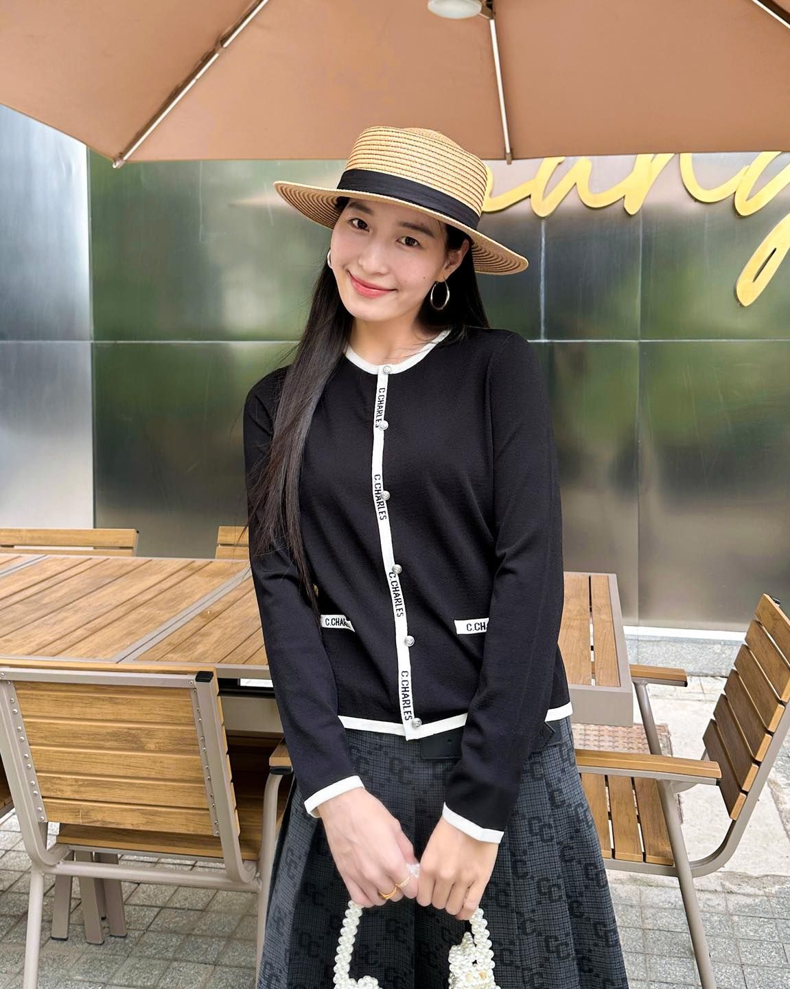 Áo CDG đen viền trắng, 2 túi chữ C.Charles