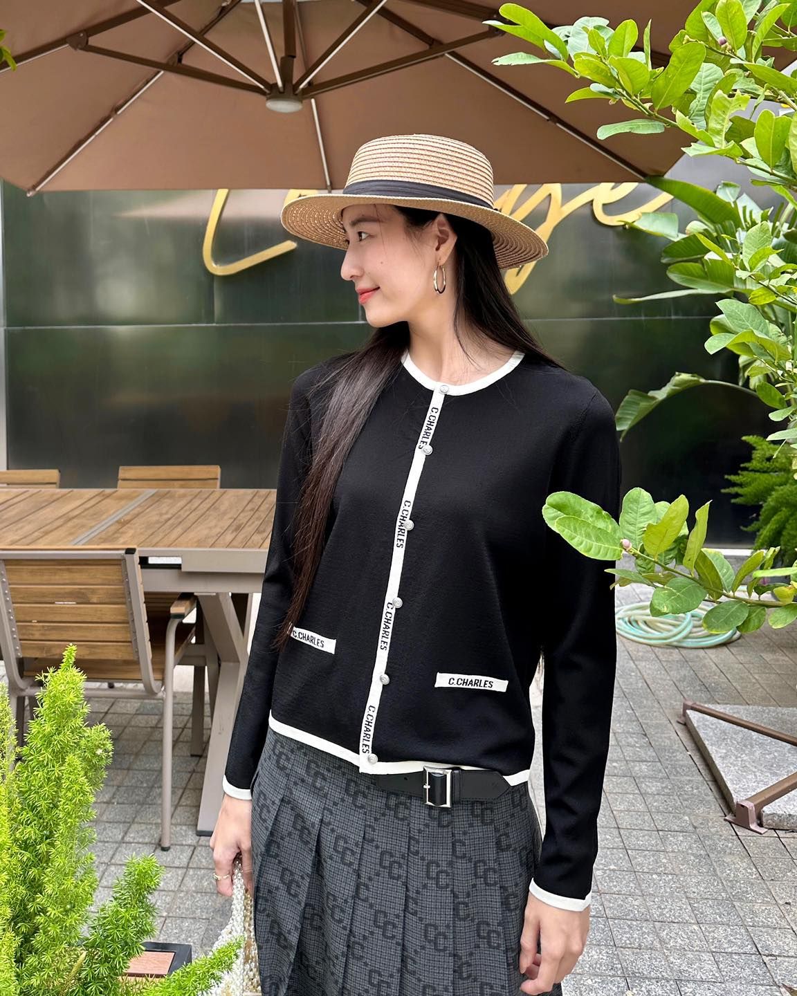 Áo CDG đen viền trắng, 2 túi chữ C.Charles