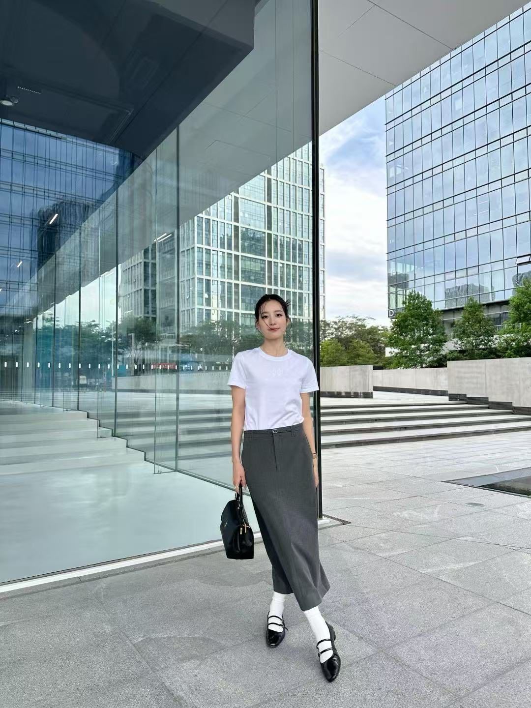 Áo phông trắng Logo trên chữ C.Charles ngực