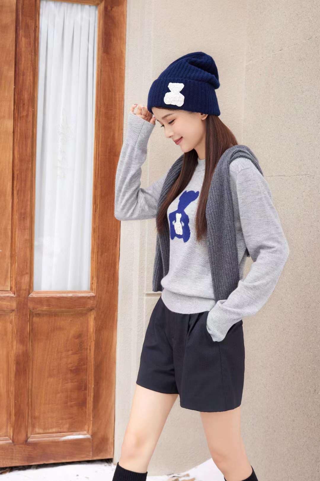 Áo len cashmere xám hình gấu