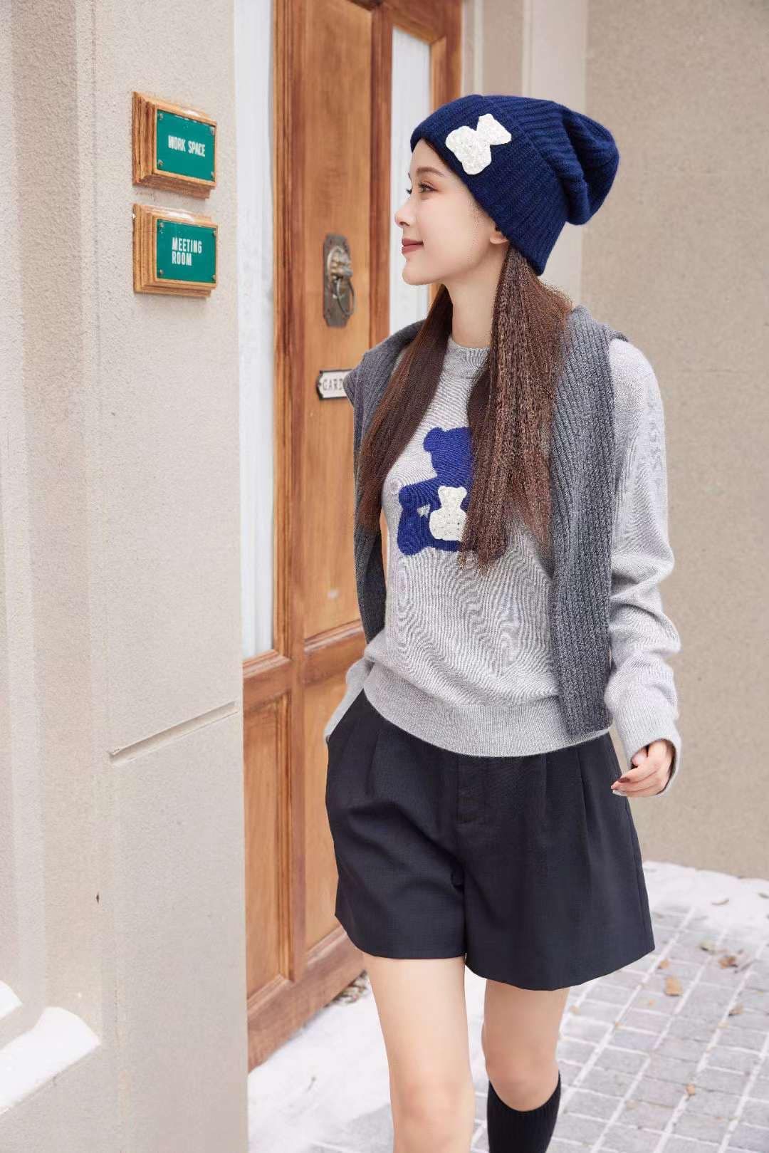 Áo len cashmere xám hình gấu