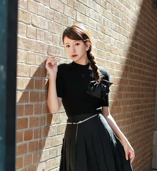 Áo len đen ngắn tay - logo đen