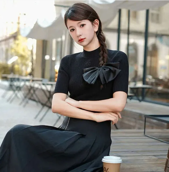Áo len đen ngắn tay - logo đen