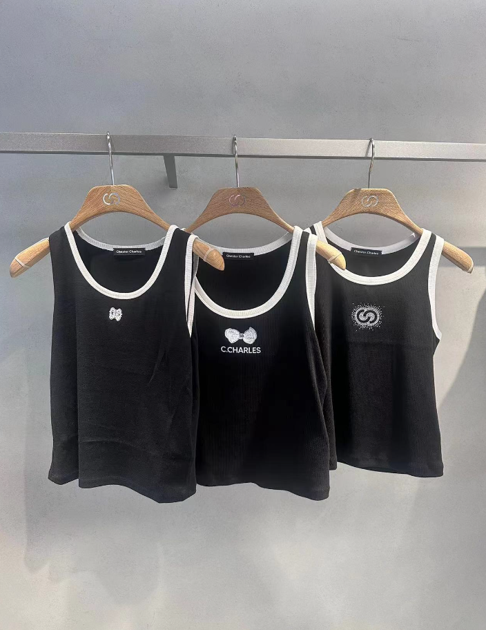 Tank top đen, viền trắng chữ chạy