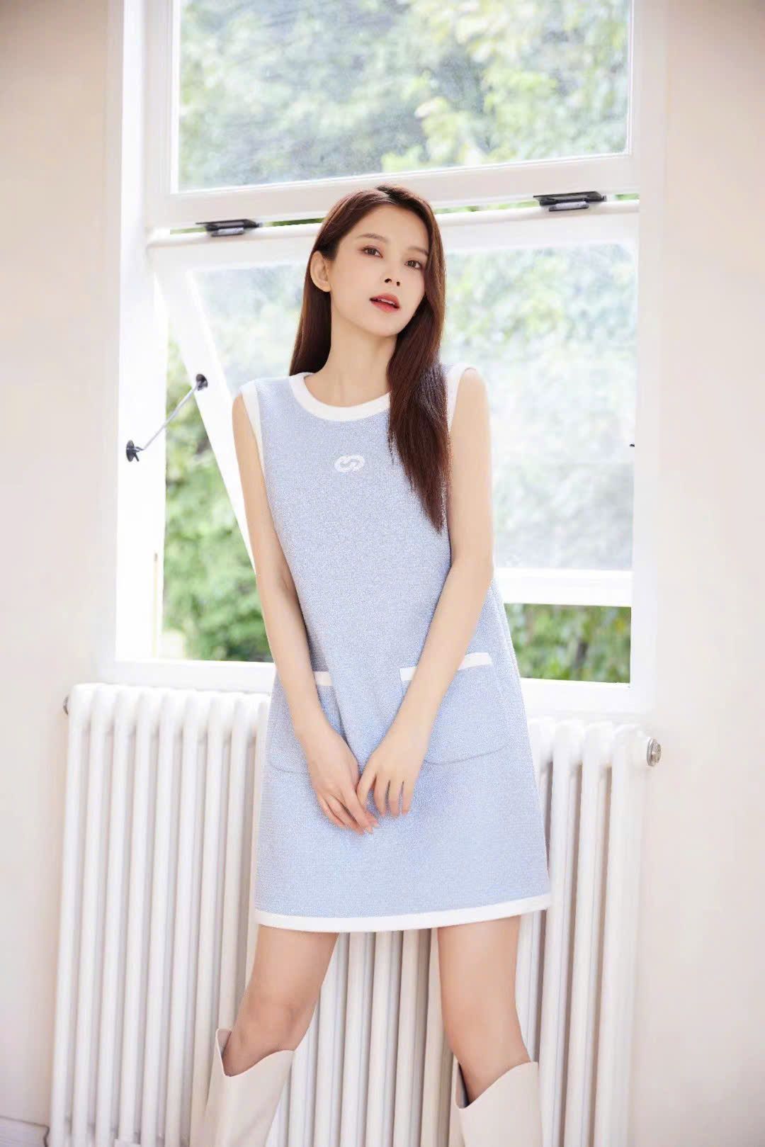 Váy xanh viền trắng, 2 túi