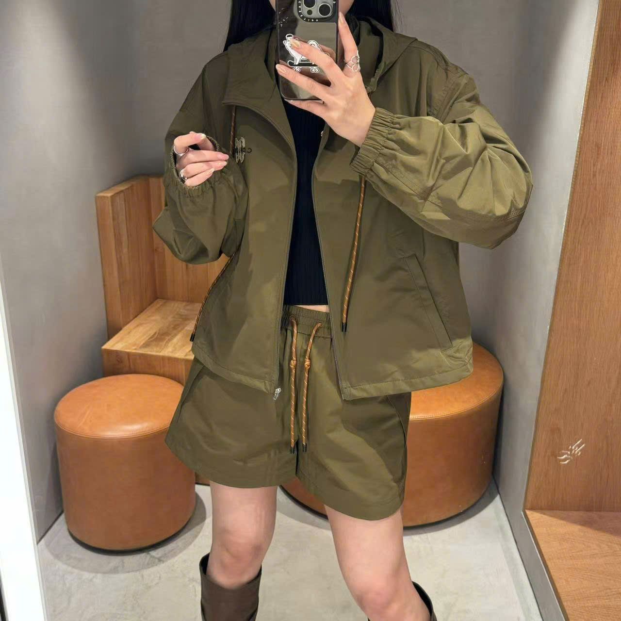 Bộ áo khoác kaki và quần sooc màu rêu set