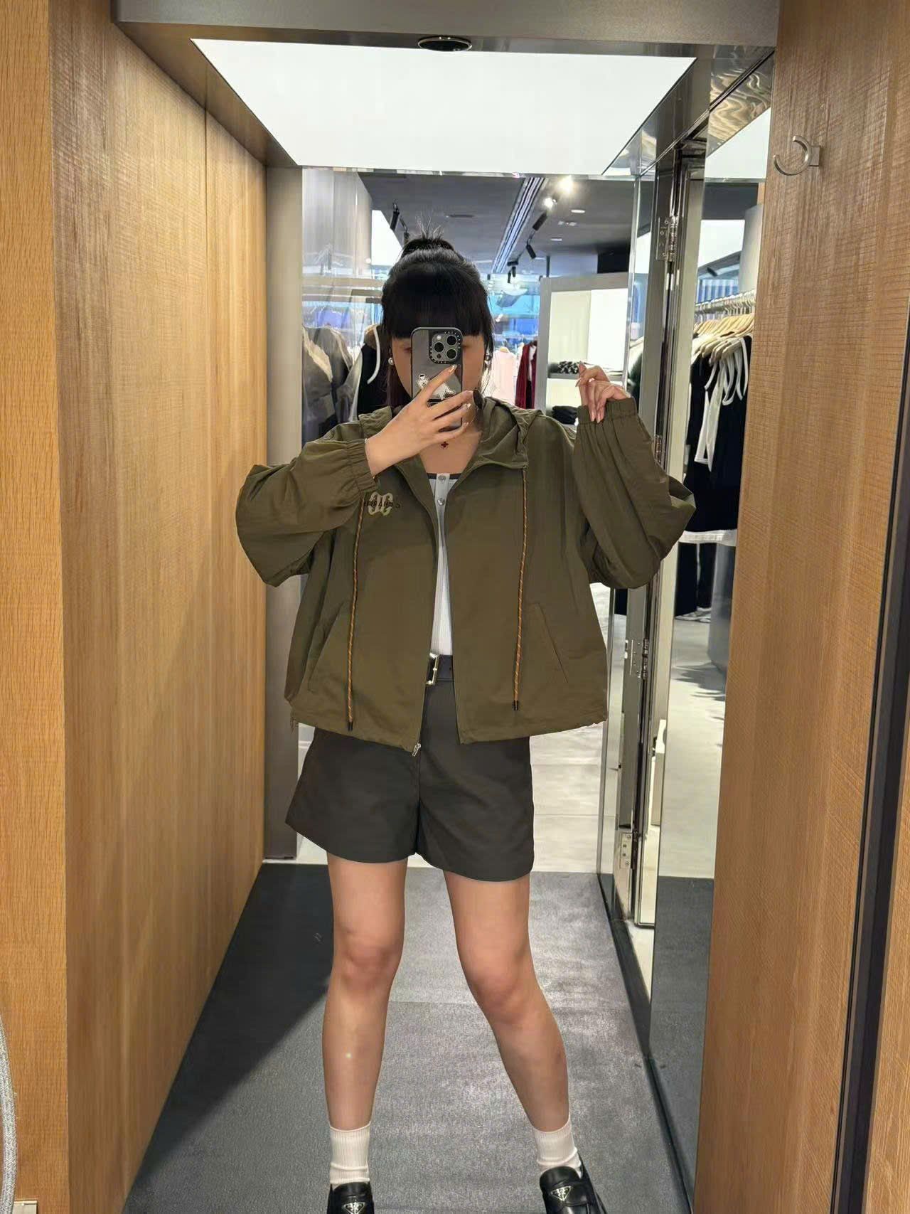 Bộ áo khoác kaki và quần sooc màu rêu set