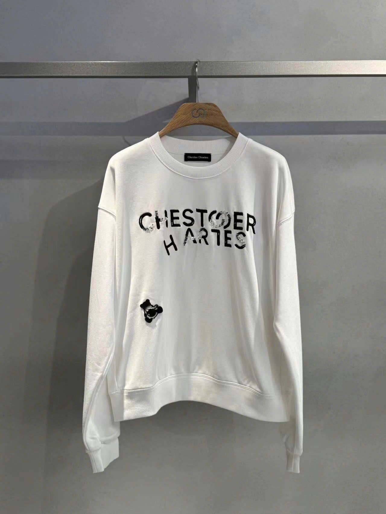 Áo nỉ trắng chữ CHESTER CHARLES