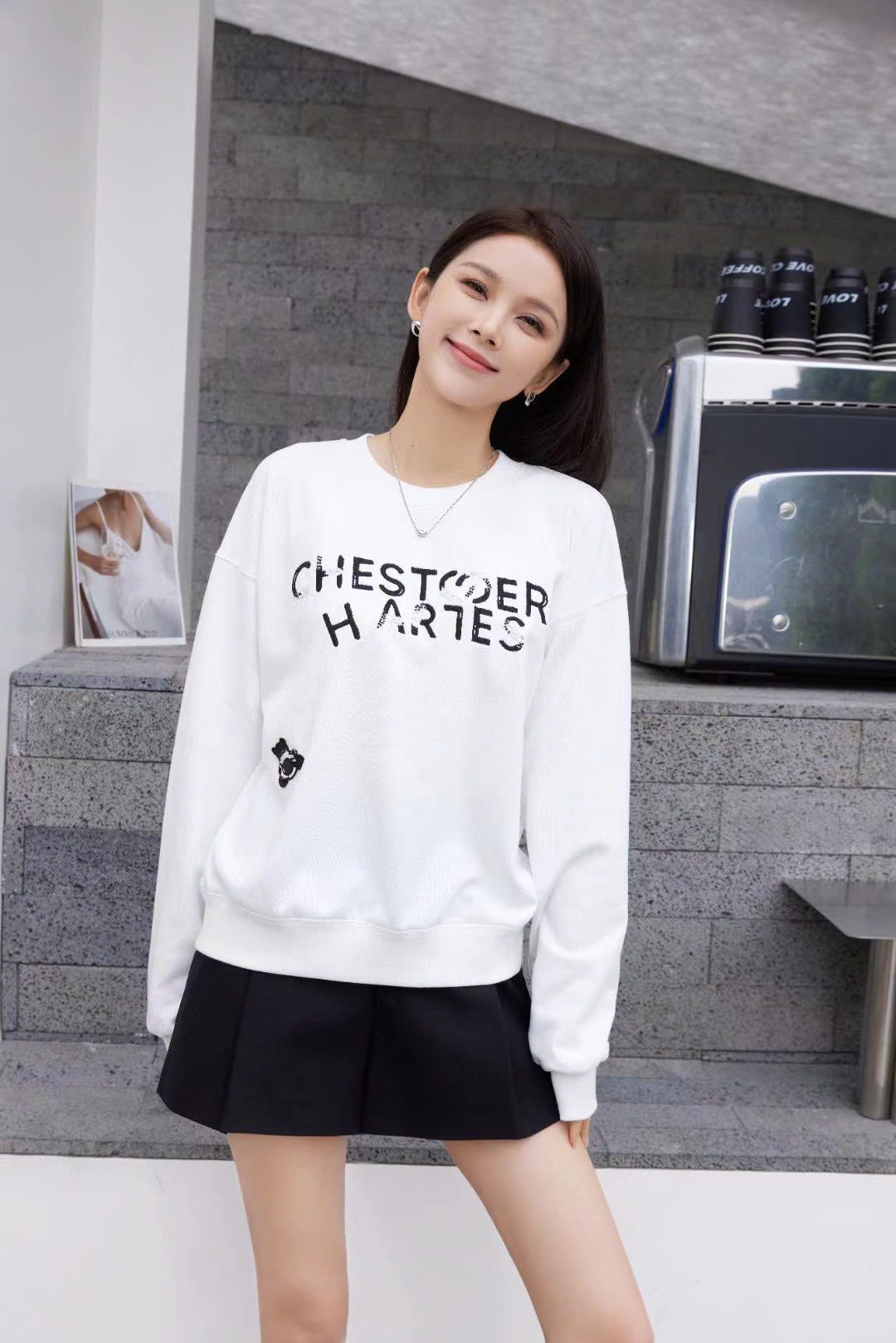 Áo nỉ trắng chữ CHESTER CHARLES