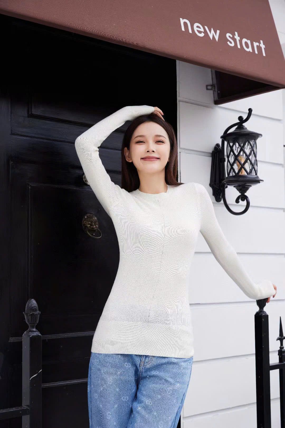 Áo len trắng kim tuyến