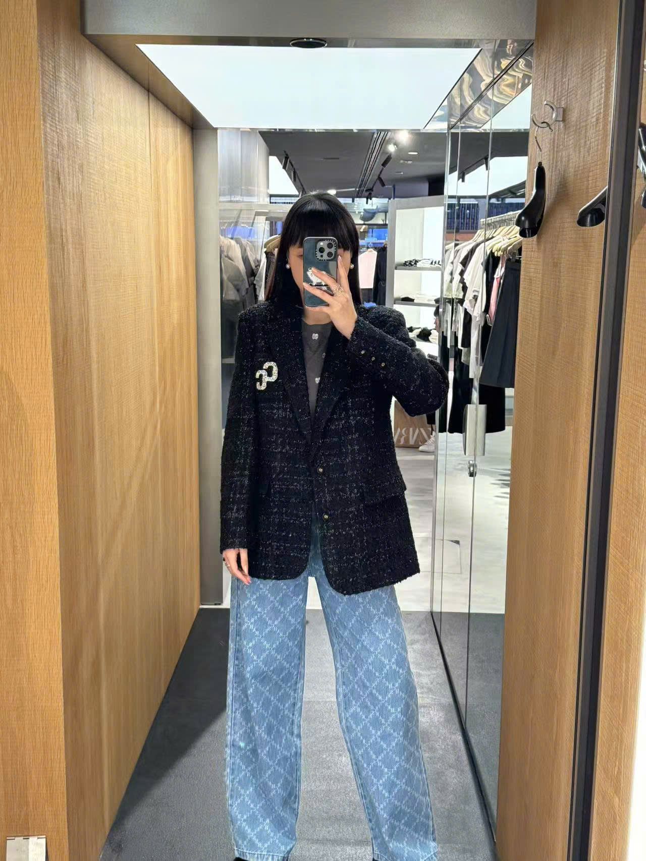 Áo dạ Tweed đen Logo CC đính đá ngực trái