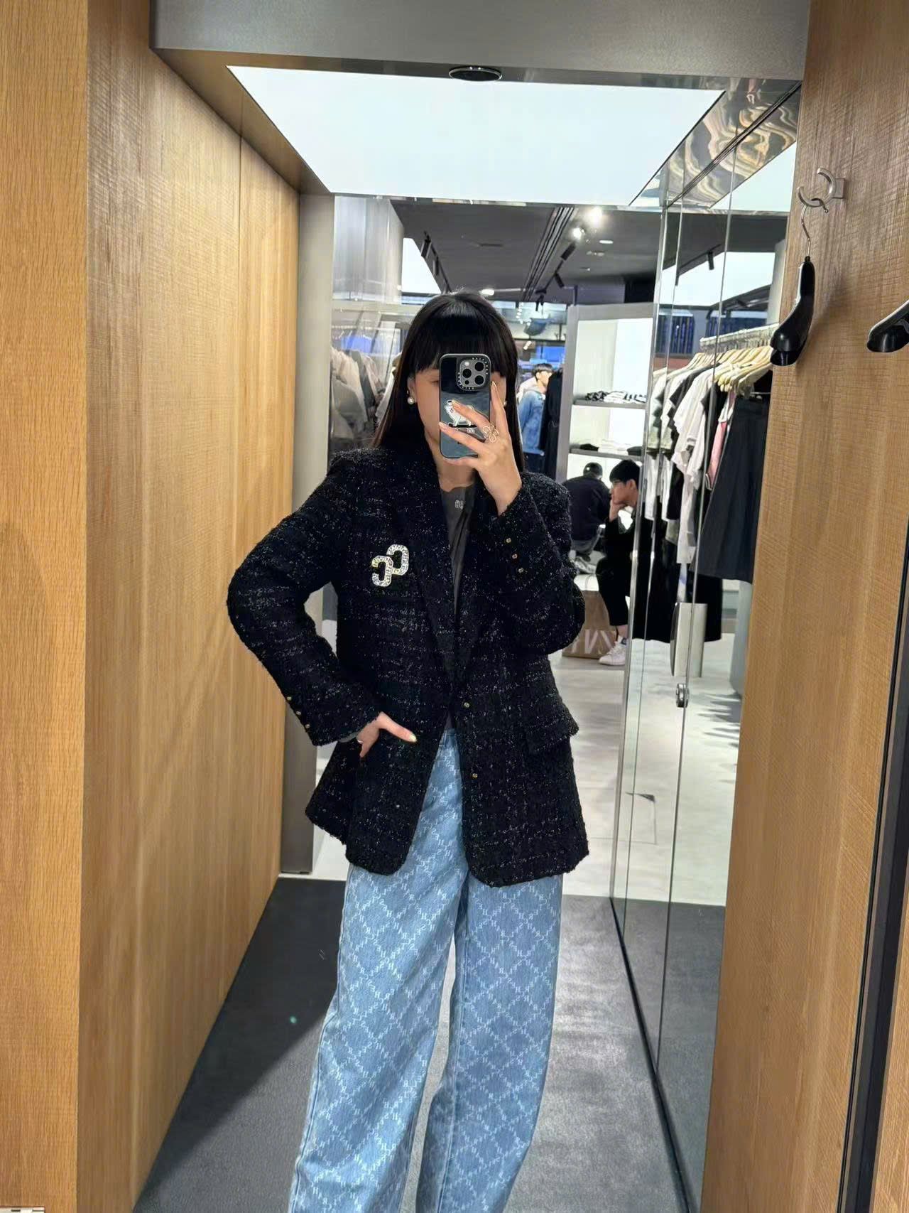 Áo dạ Tweed đen Logo CC đính đá ngực trái