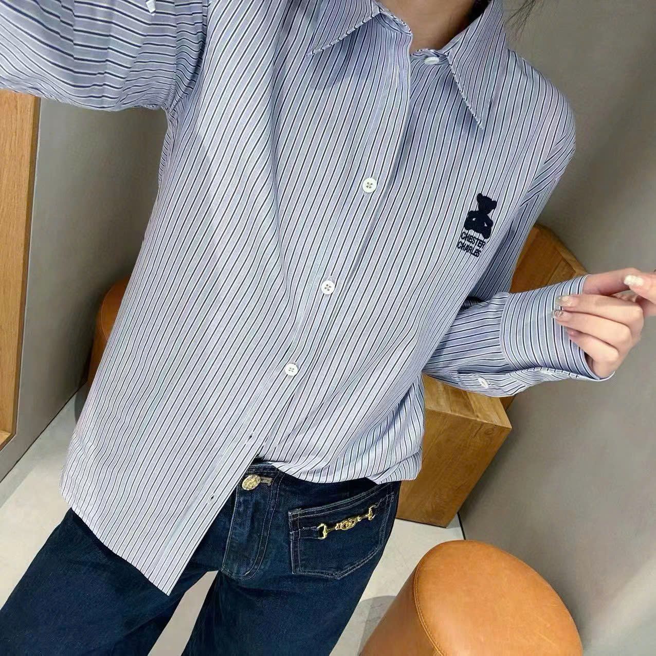 Sơ mi kẻ xanh gấu đen