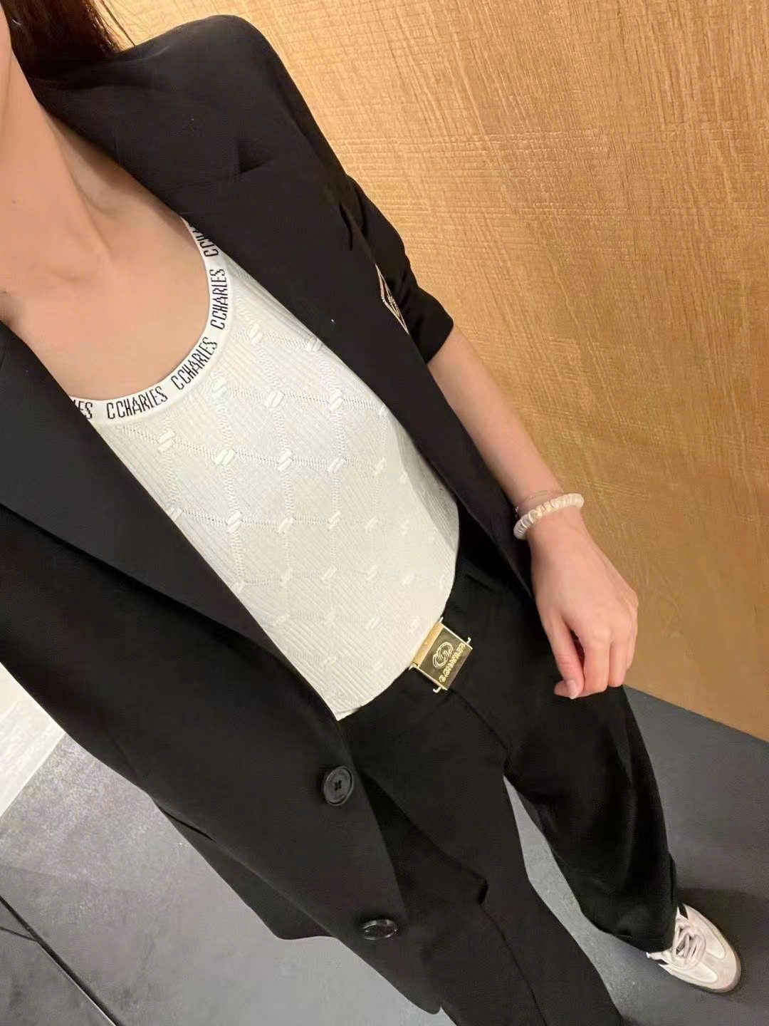 Áo vest đen - logo thêu vàng