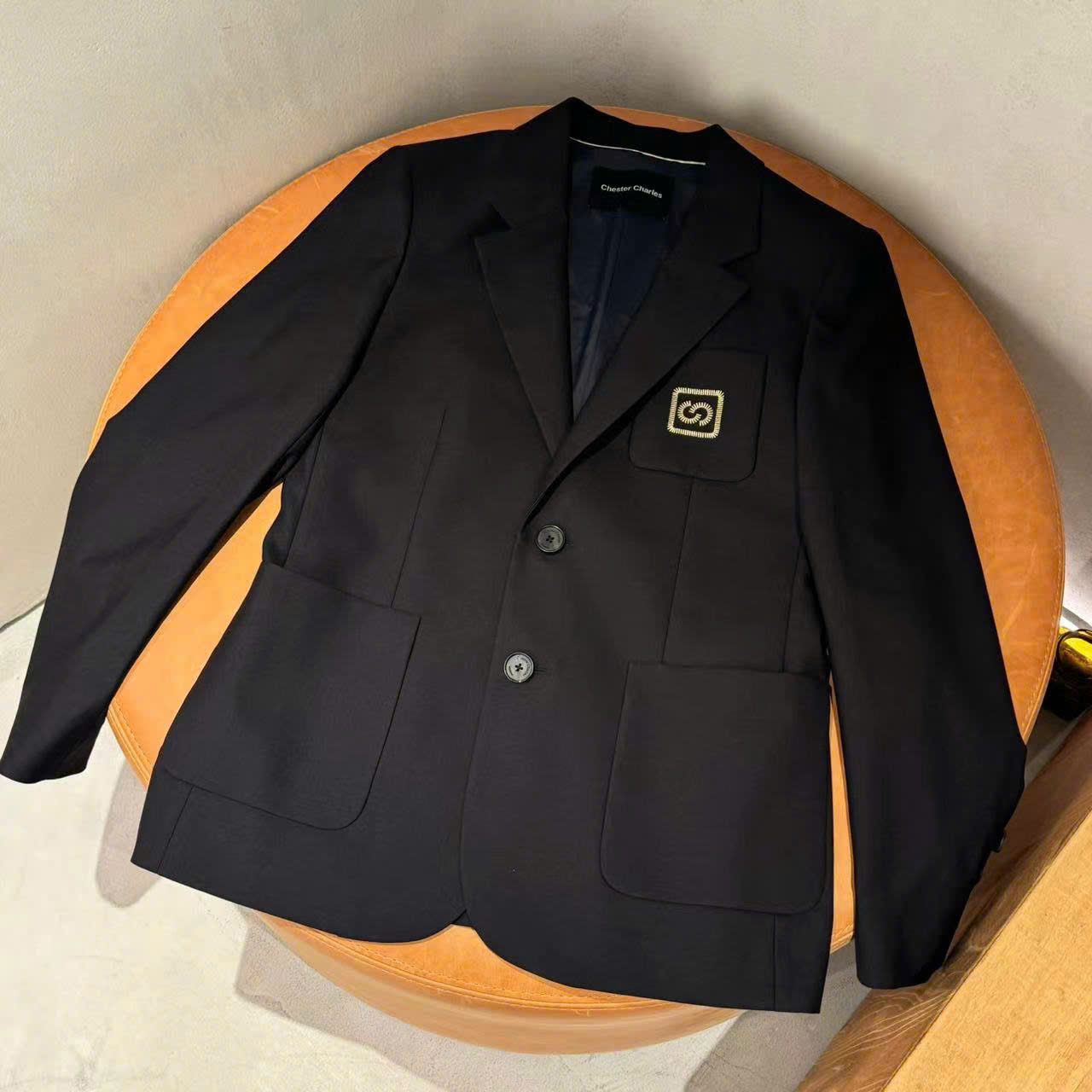 Áo vest đen - logo thêu vàng