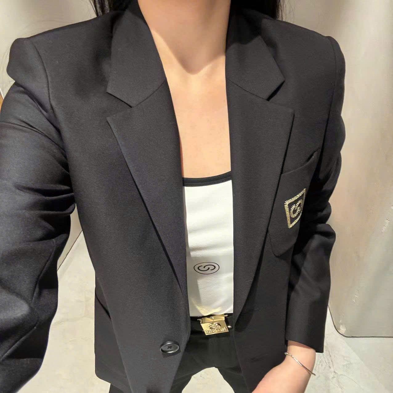Áo vest đen - logo thêu vàng