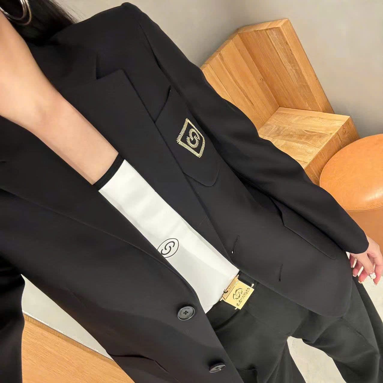 Áo vest đen - logo thêu vàng